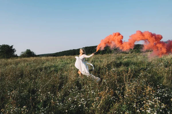 Novia corriendo con humo rojo — Foto de Stock