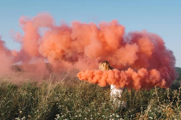 Nevěsta s červeným kouř — Stock fotografie