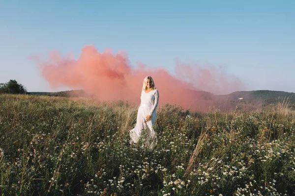 Kırmızı duman ile çalışan gelin