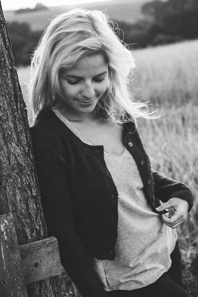 Retrato de niña en blanco y negro — Foto de Stock