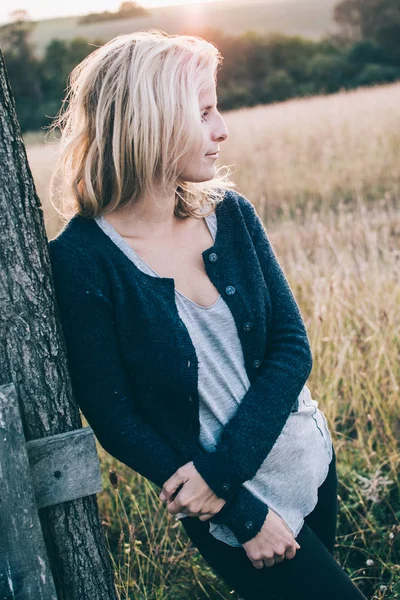 Una donna felice e pacifica che gode della natura. Bellezza ragazza all'aperto . — Foto Stock