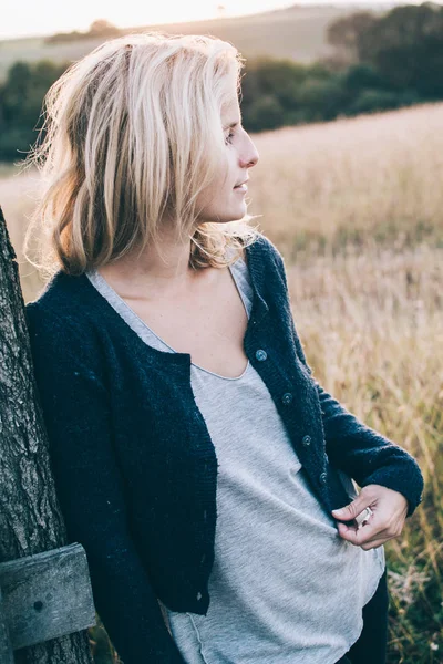 Belle fille jouit de la liberté à des paysages estivaux étonnants — Photo