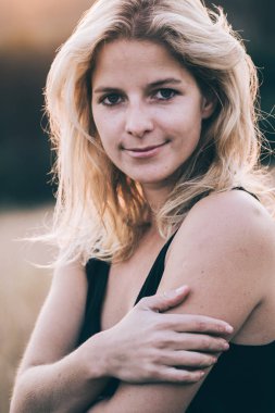 Güzel kadın kameraya bakıyor.