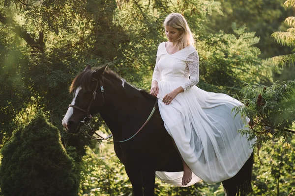 Noiva com cavalo ao ar livre — Fotografia de Stock