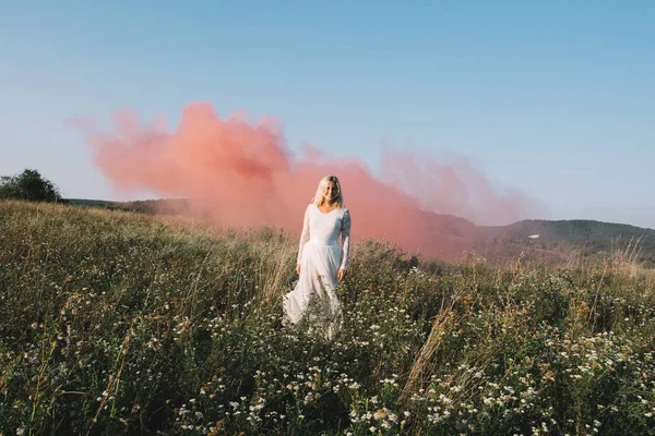 Νύφη στο λευκό νυφικό το περπάτημα με το κόκκινο καπνό — Φωτογραφία Αρχείου