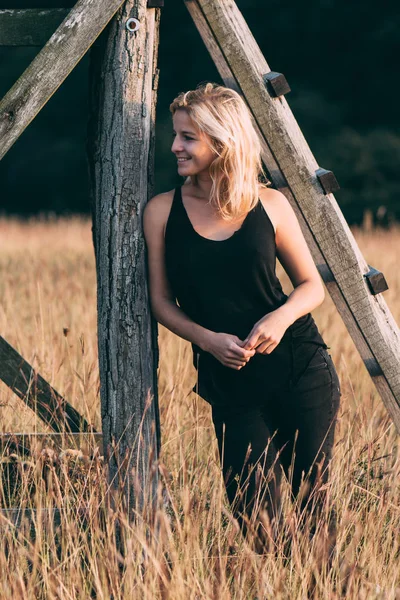 Unbekümmerte Frau im Freien — Stockfoto