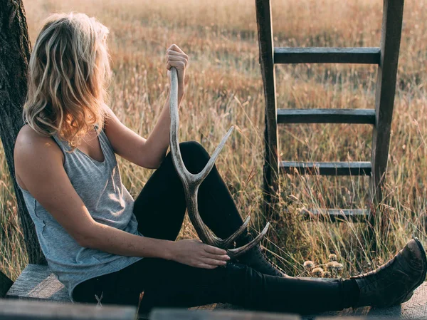 Jeune chasseuse femme avec bois — Photo