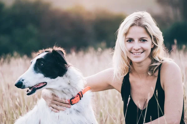 Mujer feliz con su perro al aire libre — Foto de Stock