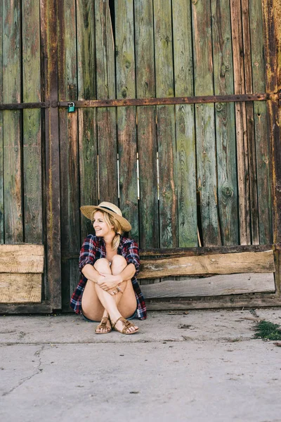 Femme insouciante détente en plein air — Photo