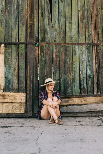 Femme insouciante détente en plein air — Photo