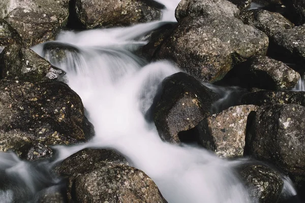 Flowing river. Blurred motion of water. — Stock Photo, Image