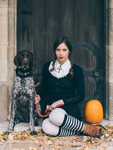 Chica espeluznante con perro y calabaza de halloween — Foto de Stock