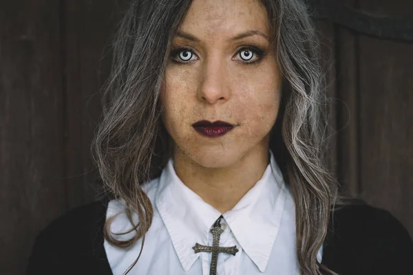 Zombie-Frau blickt mit gruseligen Augen in Kamera — Stockfoto