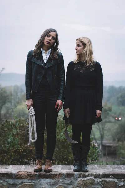 Deux femmes zombies debout en plein air. Concept Halloween . — Photo