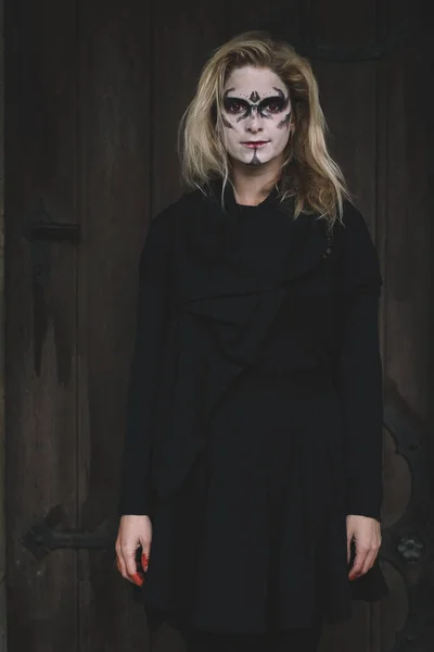 Retrato de Halloween, mujer disfrazada de Halloween —  Fotos de Stock