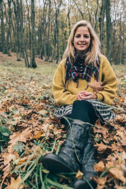 ormanda oturan kadın