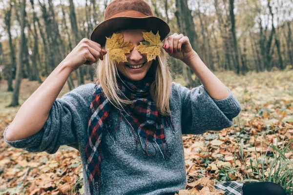 Mulher feliz se divertindo com folhas ao ar livre na floresta — Fotografia de Stock