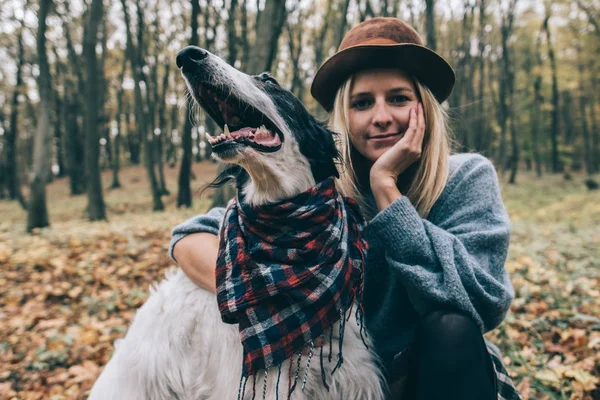 Mulher e seu cão ao ar livre — Fotografia de Stock