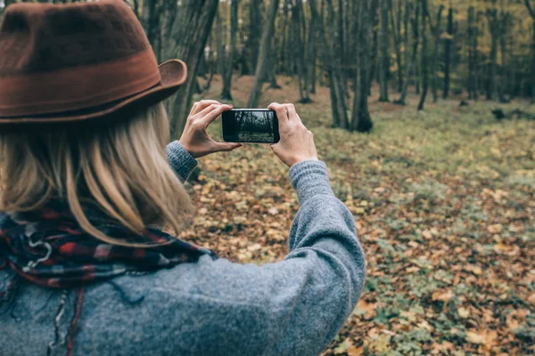 Feminino tirando foto da floresta — Fotografia de Stock