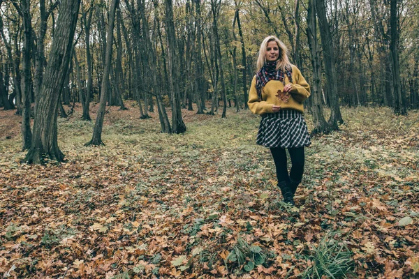 Hermosa mujer joven al aire libre —  Fotos de Stock