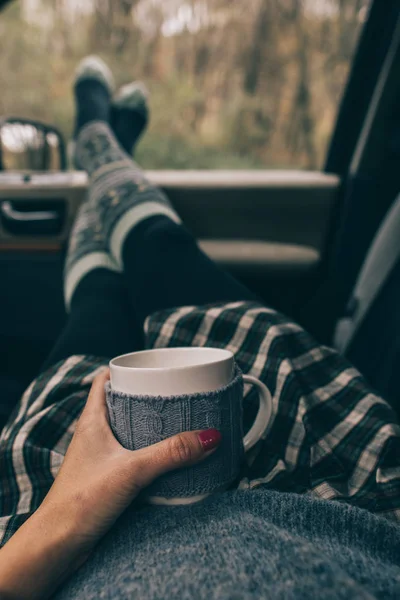 Mujer en coche con taza de viaje —  Fotos de Stock
