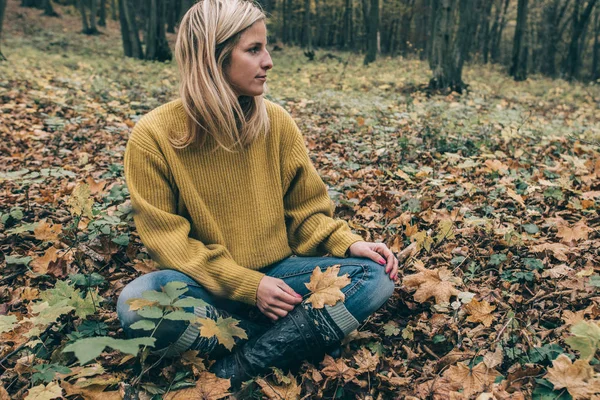 Woman sitting in forest — Stock Photo, Image