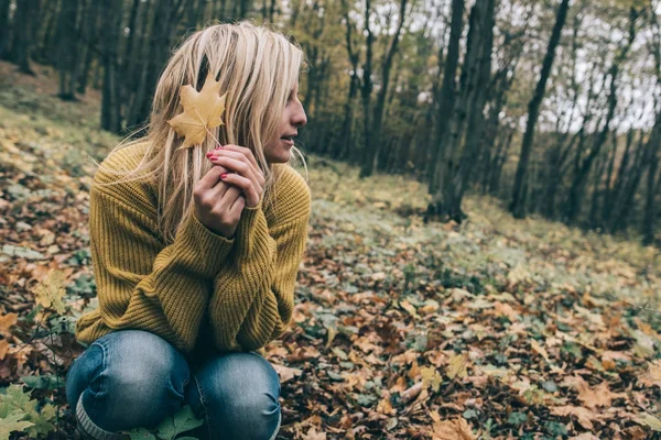 Woman and yellow leaf — Stock Photo, Image