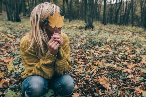 Femme et feuille jaune — Photo