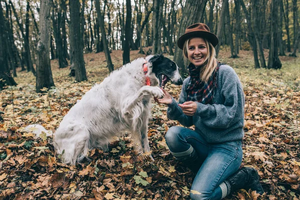 女の森で彼女の犬と遊ぶ — ストック写真