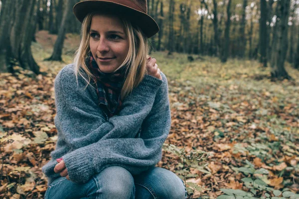 Cute blonde woman outdoor. Leather hat. — Stock Photo, Image