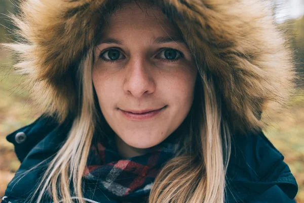 Close-up winter portret van mooie jonge vrouw — Stockfoto