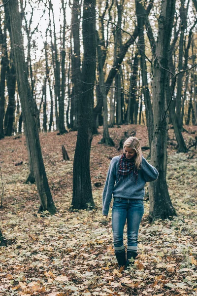 Sonbahar ormanda yürüyen genç kadın — Stok fotoğraf