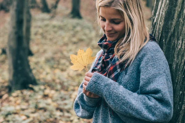 Donna meditativa all'aperto con foglia gialla — Foto Stock