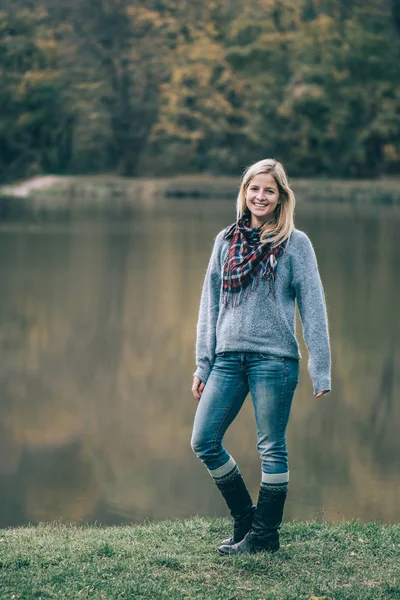 Carefree woman standing by lake — Stock Photo, Image