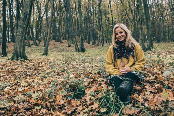 Chica sonriendo en el bosque —  Fotos de Stock