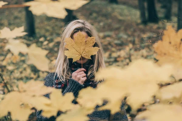Frau versteckt sich hinter großen Blättern — Stockfoto