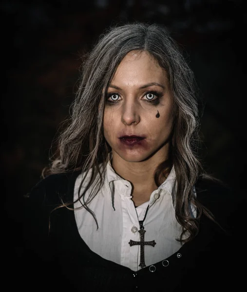 Zombi-Frauenporträt. Halloween-Kostüm und Make-up. Gruseliges Frauengesicht. — Stockfoto