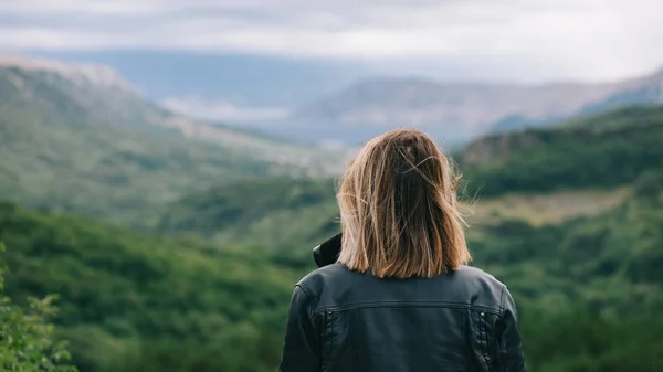 Mooi Meisje Bovenop Berg Landschap Kijken — Stockfoto