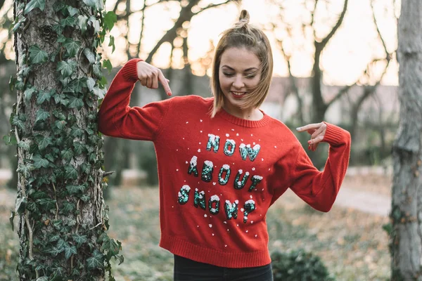 Meisje Grappige Trui Poseren Buiten — Stockfoto