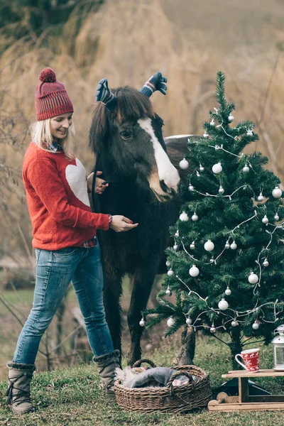 Dívka Koněm Zdobení Vánočního Stromu Srandovní Obrázek Venkovní — Stock fotografie