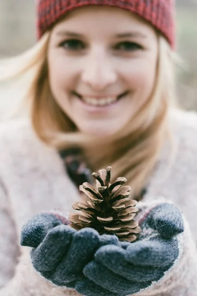 Nette Frau Mit Tannenzapfen Tannenzapfen Der Hand Winterkonzept Lächeln Mädchen — Stockfoto