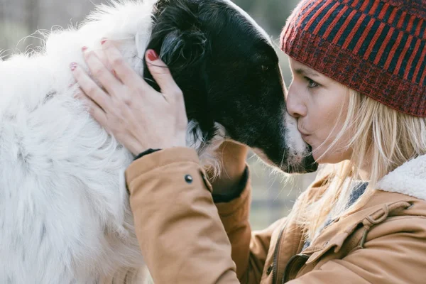 Mooie Vrouw Kuste Haar Hond Buiten Meisje Met Haar Hond — Stockfoto