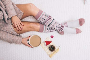 Tembel bir gün. Kadın yatakta. 