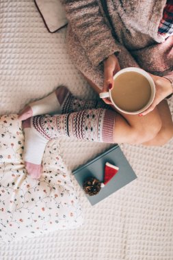 Tembel bir gün. Kadın yatakta. 