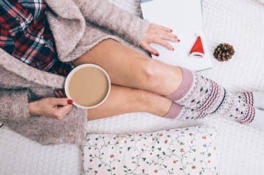 Tembel bir gün. Kadın yatakta. 