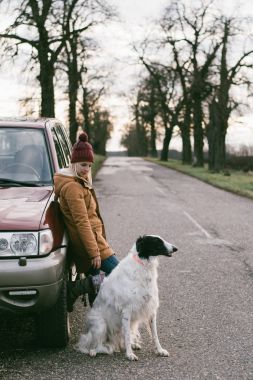 Köpek ile seyahat. Kadın köpeğiyle seyahat. Off road araç yolda beklemede. 