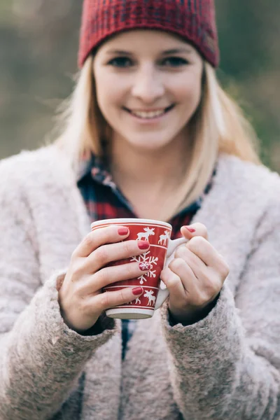 Mulher Beber Bebida Quente Menina Com Unhas Vermelhas Segurando Uma — Fotografia de Stock