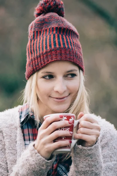 Γυναίκα Πίνοντας Ζεστό Ρόφημα Κορίτσι Κόκκινα Νύχια Κρατώντας Ένα Ζεστό — Φωτογραφία Αρχείου