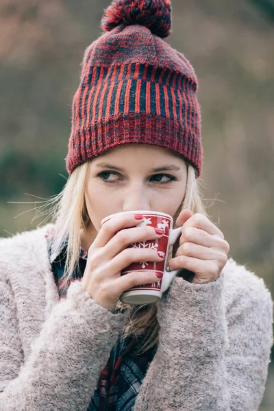 Sıcak Içme Içmek Kadın Bir Fincan Sıcak Kahve Veya Çay — Stok fotoğraf