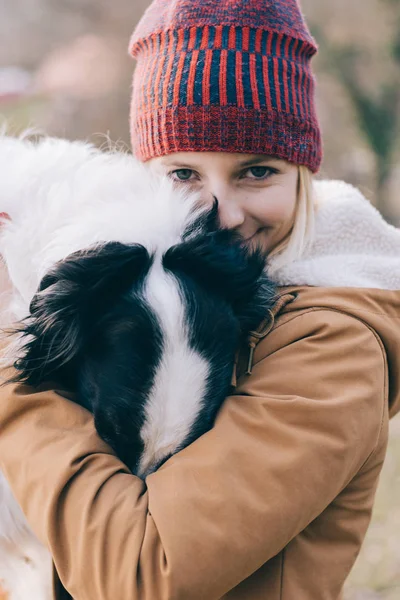 Fiatal Kutyájával Együtt Szórakozik — Stock Fotó
